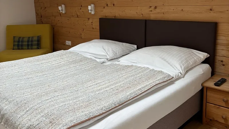Bett im Zimmer Angelina